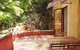 maison au coeur de Fontaine de Vaucluse, nichée sur le rocher et surplombant la sorgue