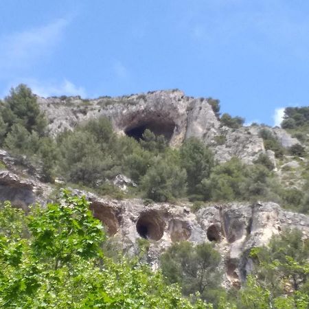 maison au coeur de Fontaine de Vaucluse, nichée sur le rocher et surplombant la sorgue Extérieur photo
