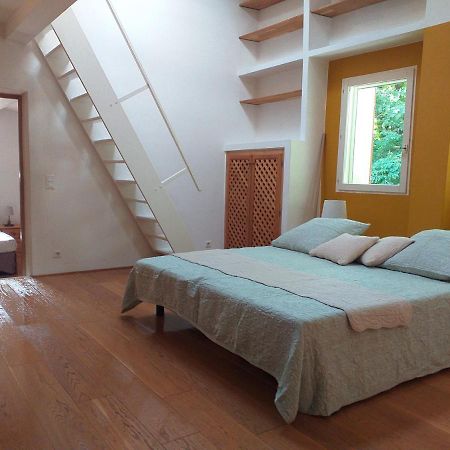 maison au coeur de Fontaine de Vaucluse, nichée sur le rocher et surplombant la sorgue Extérieur photo