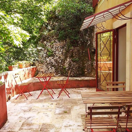 maison au coeur de Fontaine de Vaucluse, nichée sur le rocher et surplombant la sorgue Extérieur photo