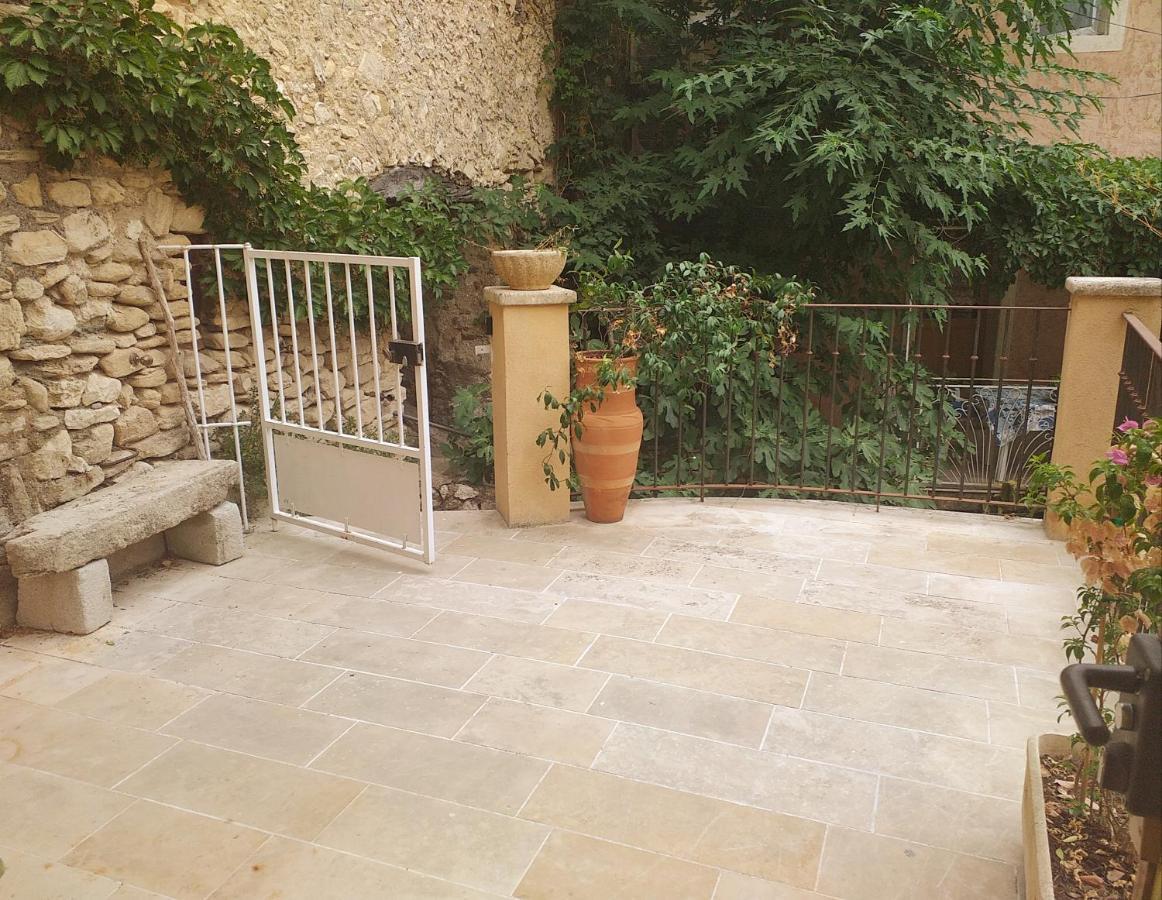 maison au coeur de Fontaine de Vaucluse, nichée sur le rocher et surplombant la sorgue Extérieur photo
