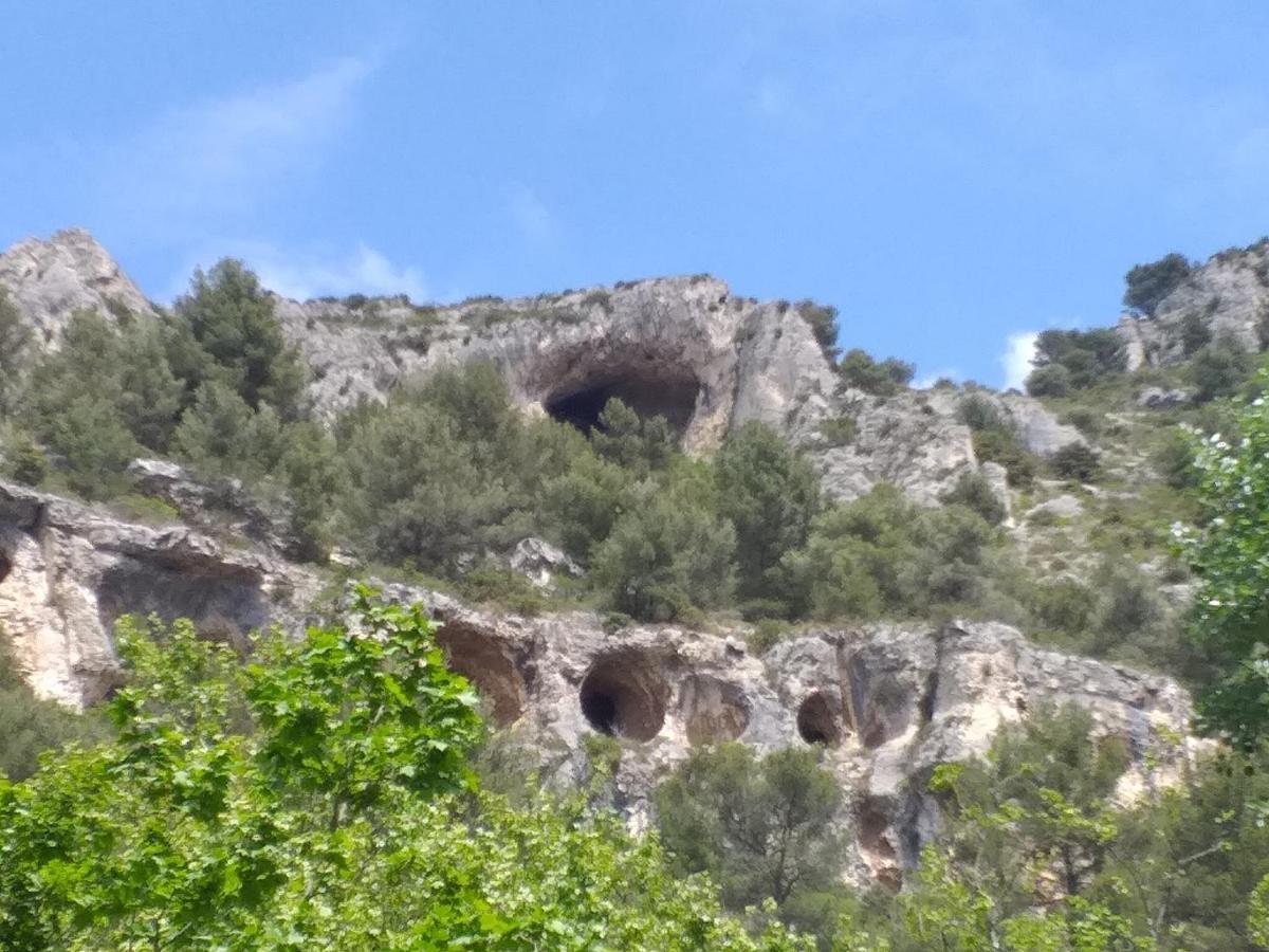 maison au coeur de Fontaine de Vaucluse, nichée sur le rocher et surplombant la sorgue Extérieur photo