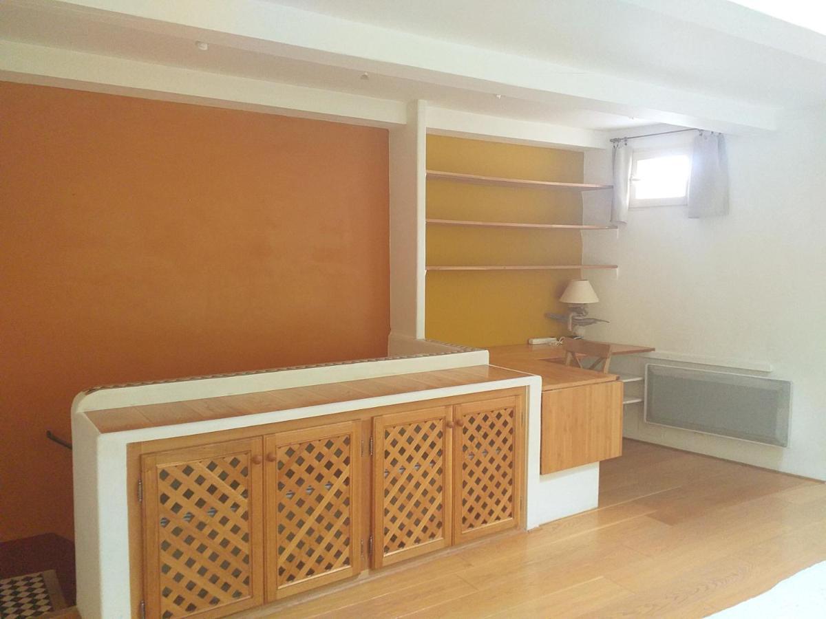 maison au coeur de Fontaine de Vaucluse, nichée sur le rocher et surplombant la sorgue Extérieur photo