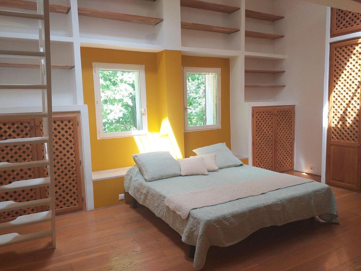 maison au coeur de Fontaine de Vaucluse, nichée sur le rocher et surplombant la sorgue Extérieur photo