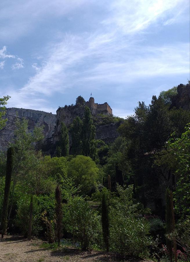 maison au coeur de Fontaine de Vaucluse, nichée sur le rocher et surplombant la sorgue Extérieur photo