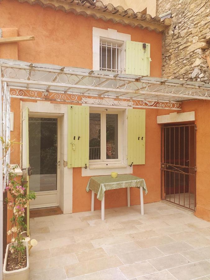 maison au coeur de Fontaine de Vaucluse, nichée sur le rocher et surplombant la sorgue Extérieur photo