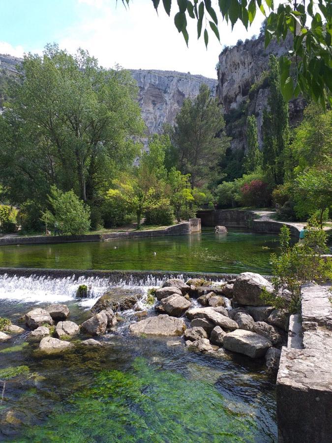 maison au coeur de Fontaine de Vaucluse, nichée sur le rocher et surplombant la sorgue Extérieur photo