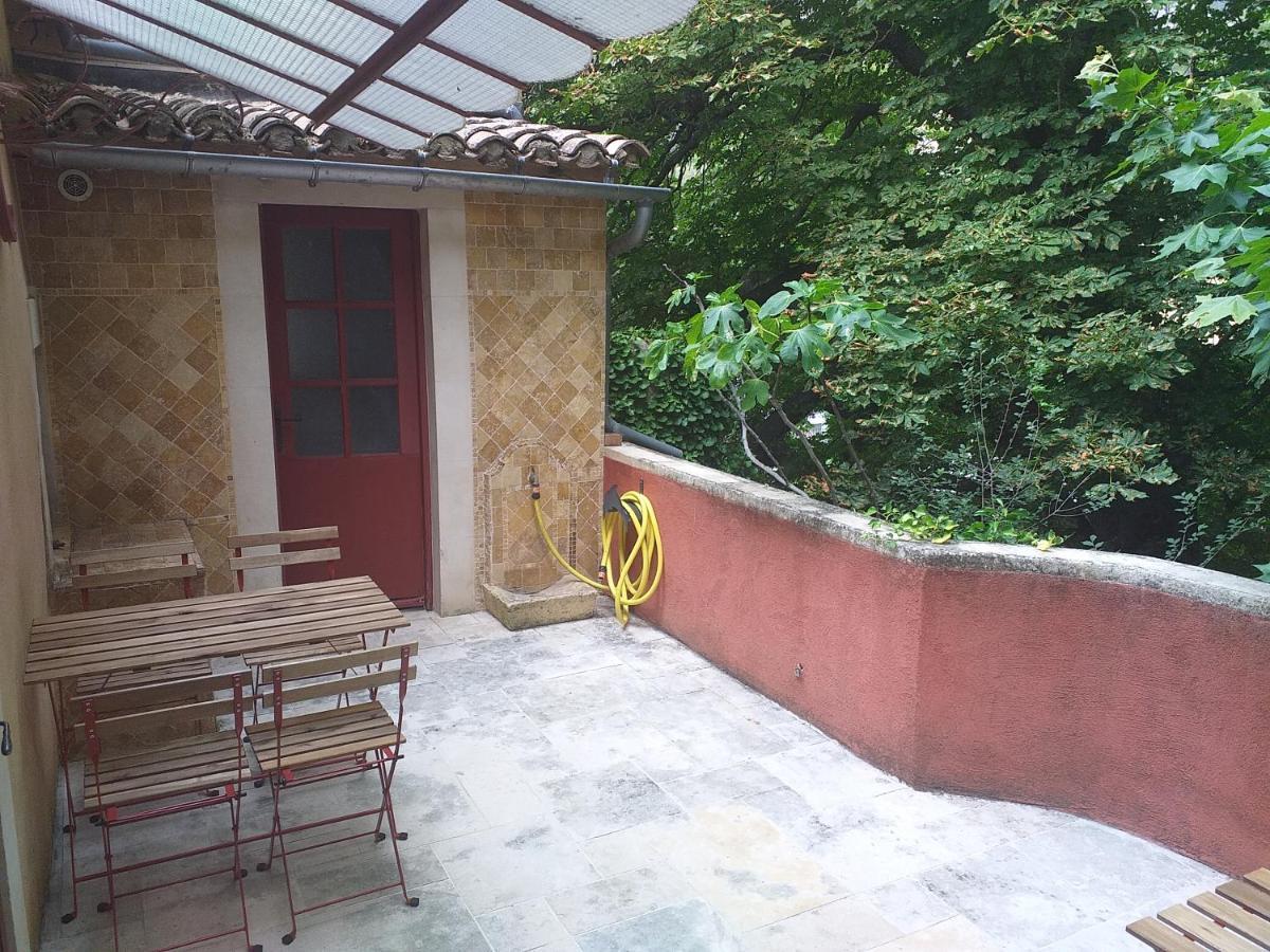 maison au coeur de Fontaine de Vaucluse, nichée sur le rocher et surplombant la sorgue Extérieur photo