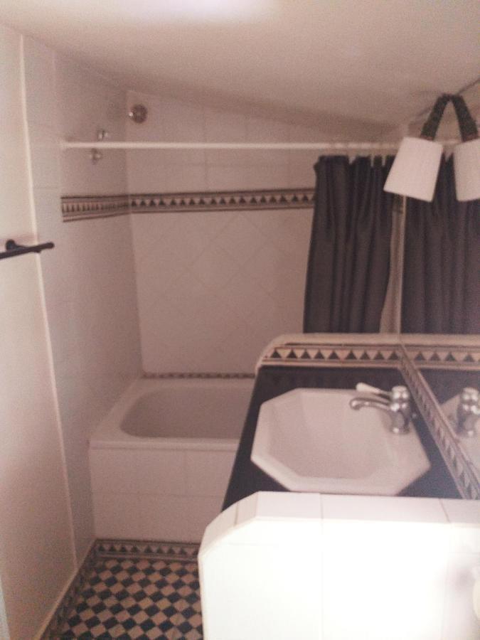 maison au coeur de Fontaine de Vaucluse, nichée sur le rocher et surplombant la sorgue Extérieur photo