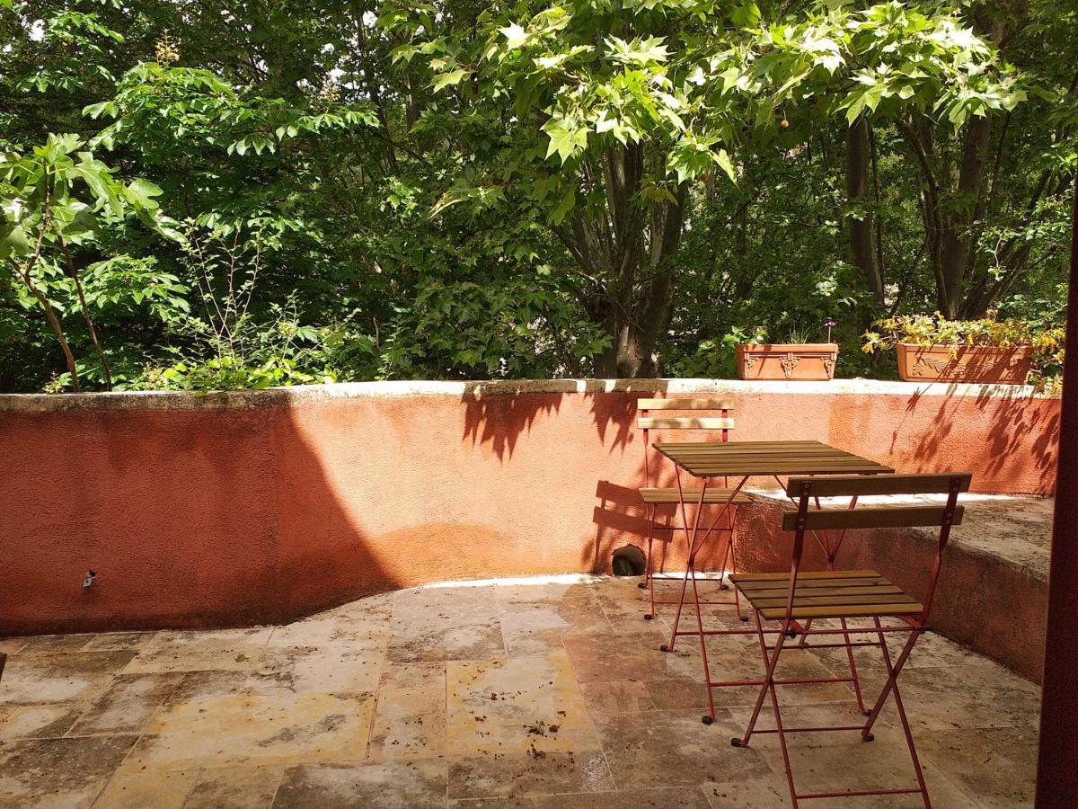 maison au coeur de Fontaine de Vaucluse, nichée sur le rocher et surplombant la sorgue Extérieur photo
