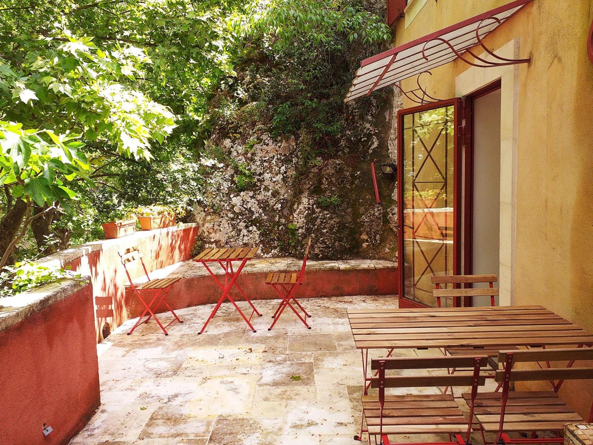 maison au coeur de Fontaine de Vaucluse, nichée sur le rocher et surplombant la sorgue Extérieur photo